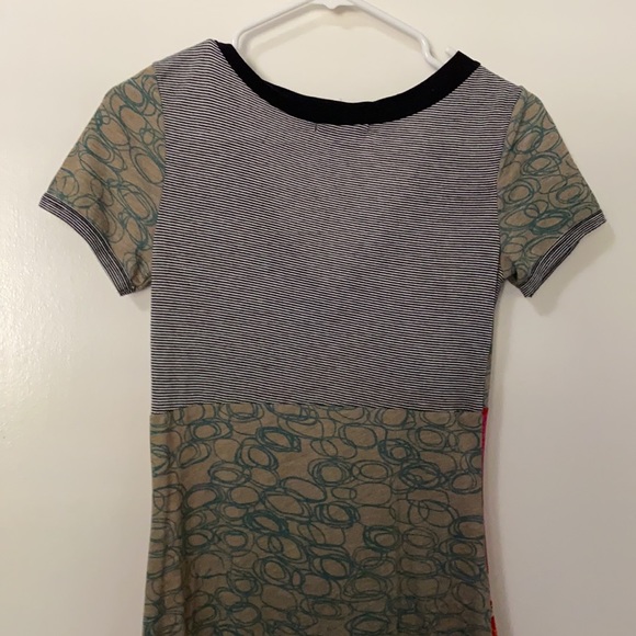 Lightweight v neck tee dress with fun pattern - Picture 5 of 5